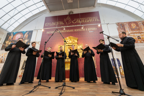 Выступление сводного хора фестиваля «Видеть и слышать»